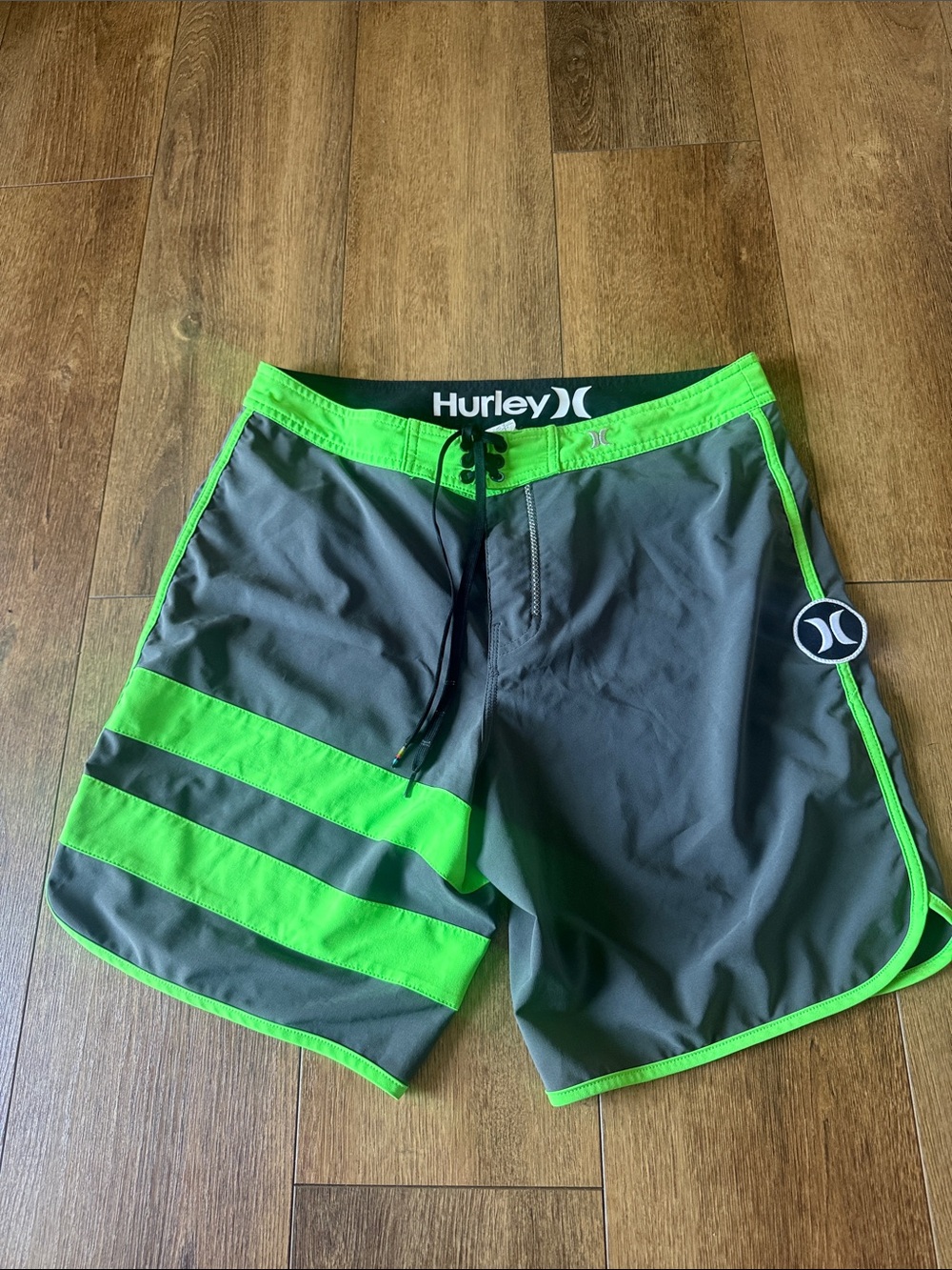 Hurley Men’s Gray Swim Board Shorts with Neon Green Accents. Sz 33